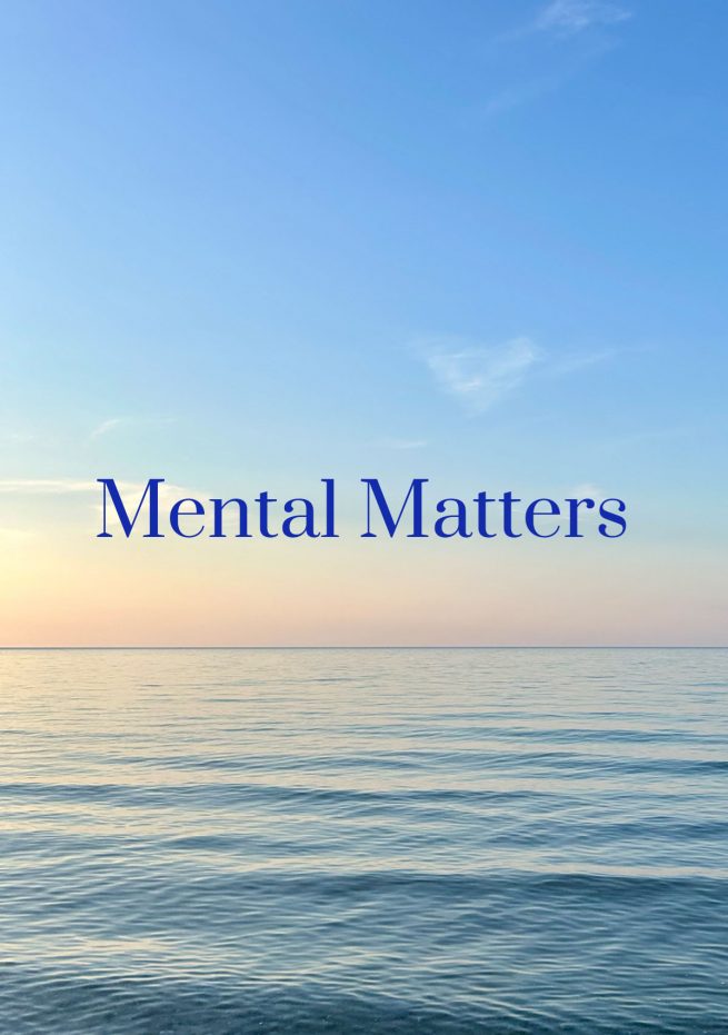 Das ruhige Meer mit einem orange und rot gefärbten Himmel, auf dem Bild steht mittig Mental Matters